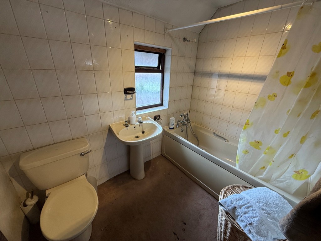 Lot: 69 - RESTAURANT PREMISES IN MALDON HIGH STREET WITH TWO BEDROOM FLAT ABOVE - Bathroom/WC with shower over bath and wash hand basin